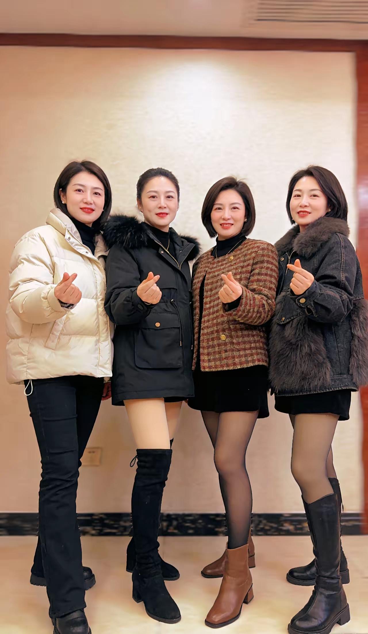 毕业二十年的聚会。班里同学有这四辆保养得超棒的A8，车身线条修长圆润大气，车灯大