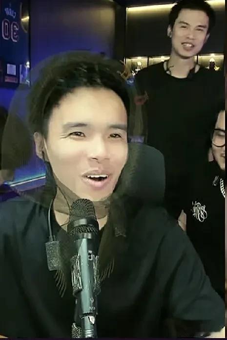在时隔半年之后，小鬼终于又开播了。这次用的是十万粉丝的小号直播，直播间大概是4万