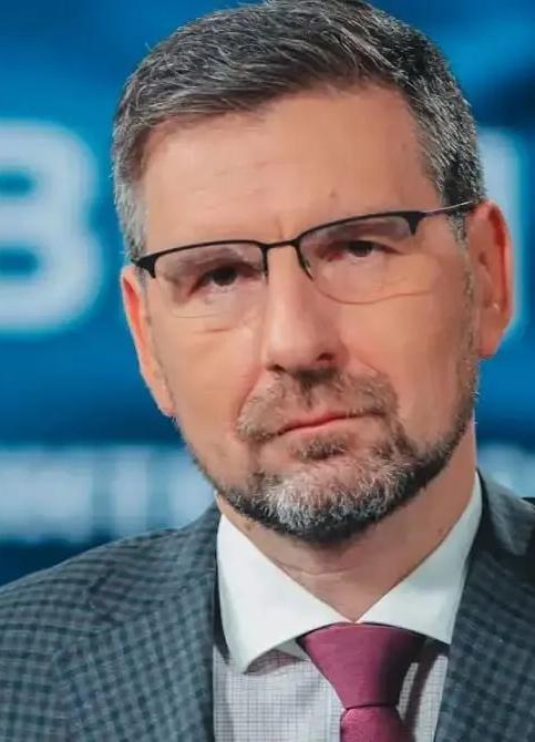 乌克兰的一名电视台主持人已经被征召入伍，并且他自己声称完成了过硬的军事训练，可以