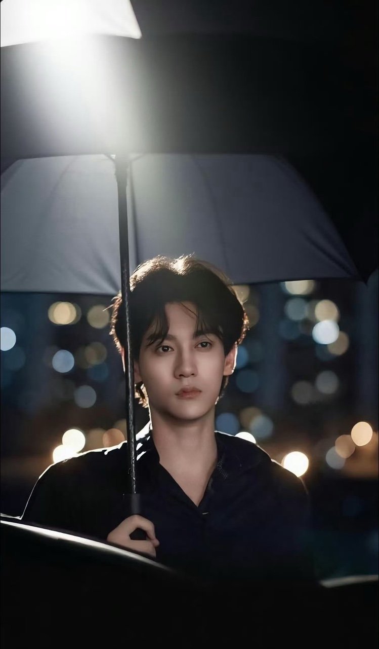 田栩宁邂逅一场落在伞檐的冬日来了来了田栩宁还原撑伞名场面，那个少年还是一样地惊艳