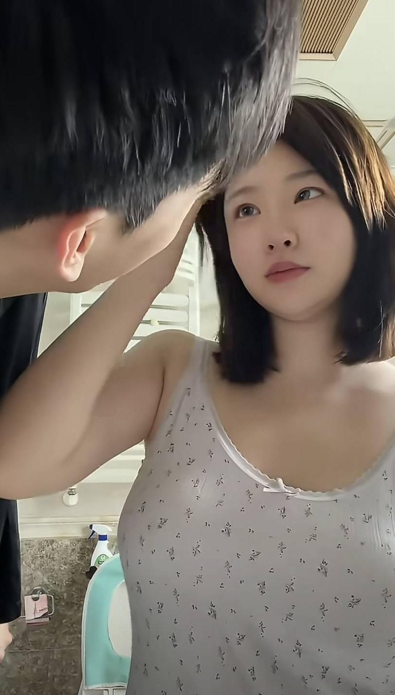 黄一鸣大大小小账号全都永久封禁，很多网友都说，她跟现任男友这段感情基本到头了。