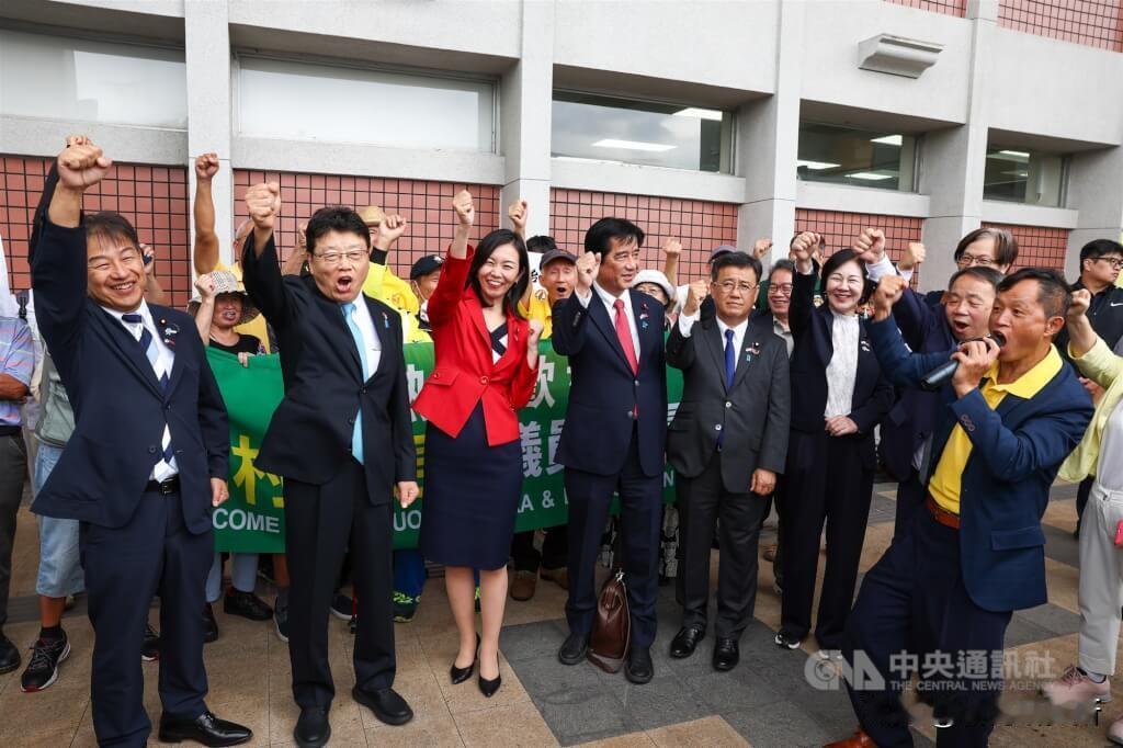 日本议员在台北机场大喊口号
叫嚣制定日本版“与台湾关系法”
以及“台湾旅行法”