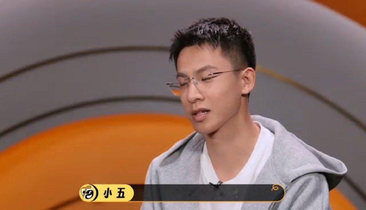 脱友3小五回应忘词万万没想到小五台上忘词并非剧本，全靠超强临场反应圆场，新人初次