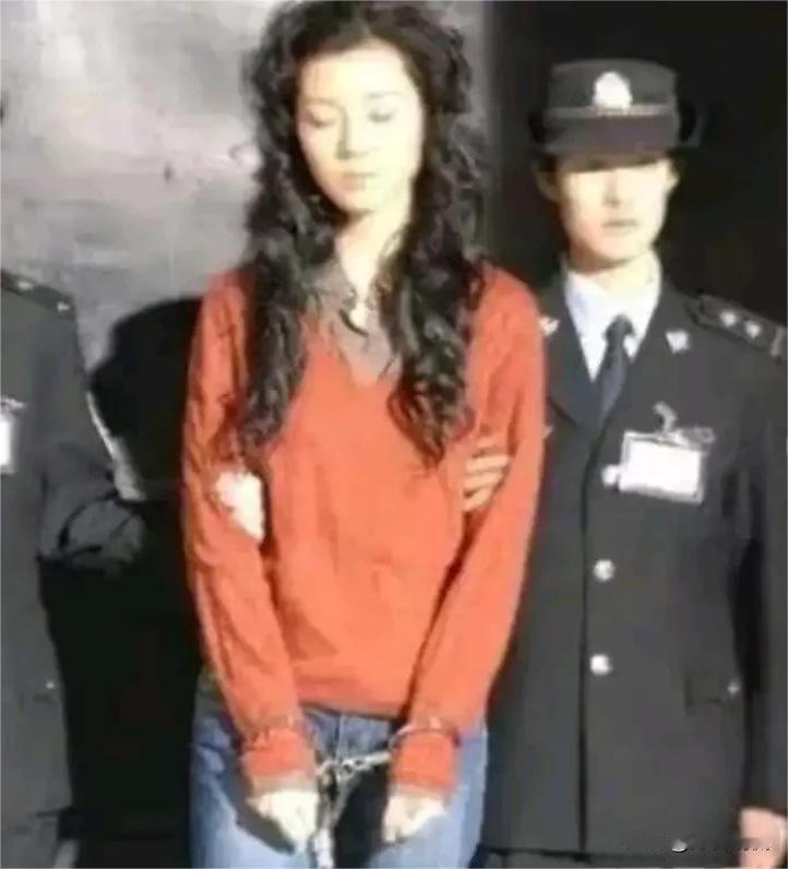 2004年，“蛇蝎美人”毕丽梅把前男友蒋来义骗上了山，哄骗他喝下带毒的可乐后，像