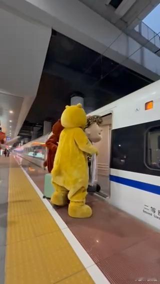 网友高铁偶遇熊大熊二 这年头，连熊大熊二都加入春运大军了。提着行李箱挤进车厢，看