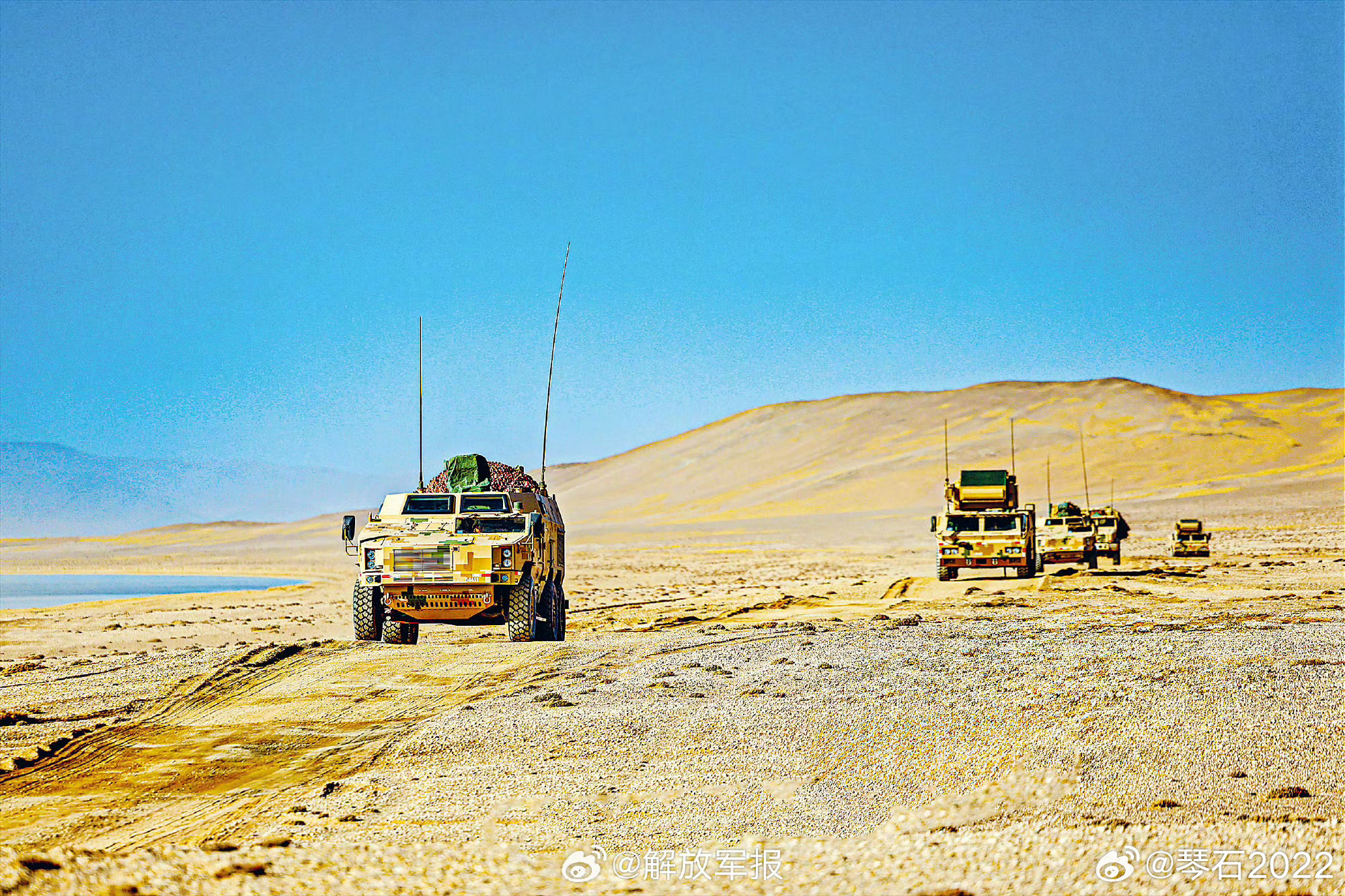 在那片湖旁边么装弹，居然可以整车趴下来。陆军老大哥烽火问鼎计划中美军事力量