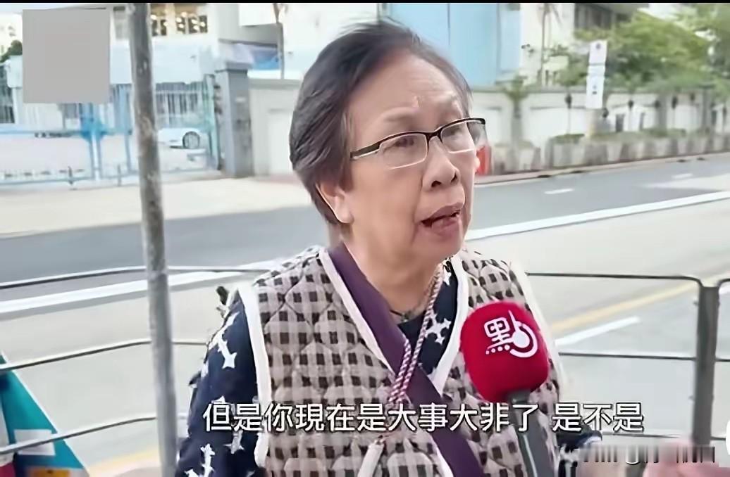 这位香港老太太的话虽然直白，但道理一点没错！扇一巴掌吐口口水能叫自由吗？当然不能