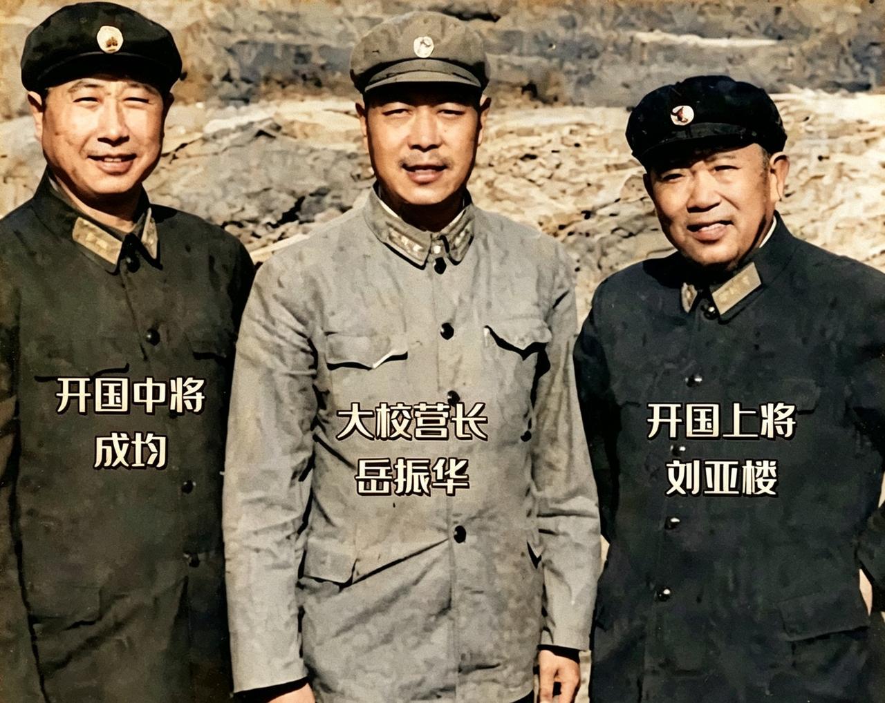 一张珍贵的军史老照片，拍摄于1963年江西上饶。
左为开国中将、空军副司令员成钧