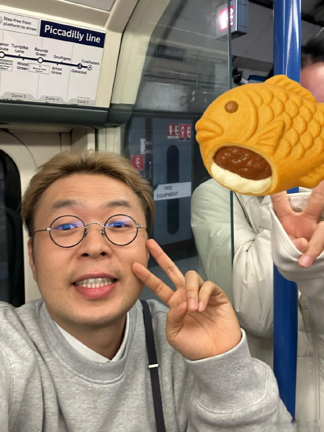 伦敦地铁偶遇杜海涛英国地铁偶遇杜海涛伦敦地铁偶遇杜海涛，他安安静静的，也没保镖跟