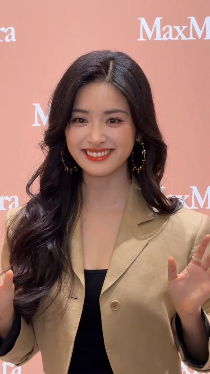 好有知性美我们月月就这样适配大波浪和红唇吧！沈月大波浪红唇造型沈月好有知性美