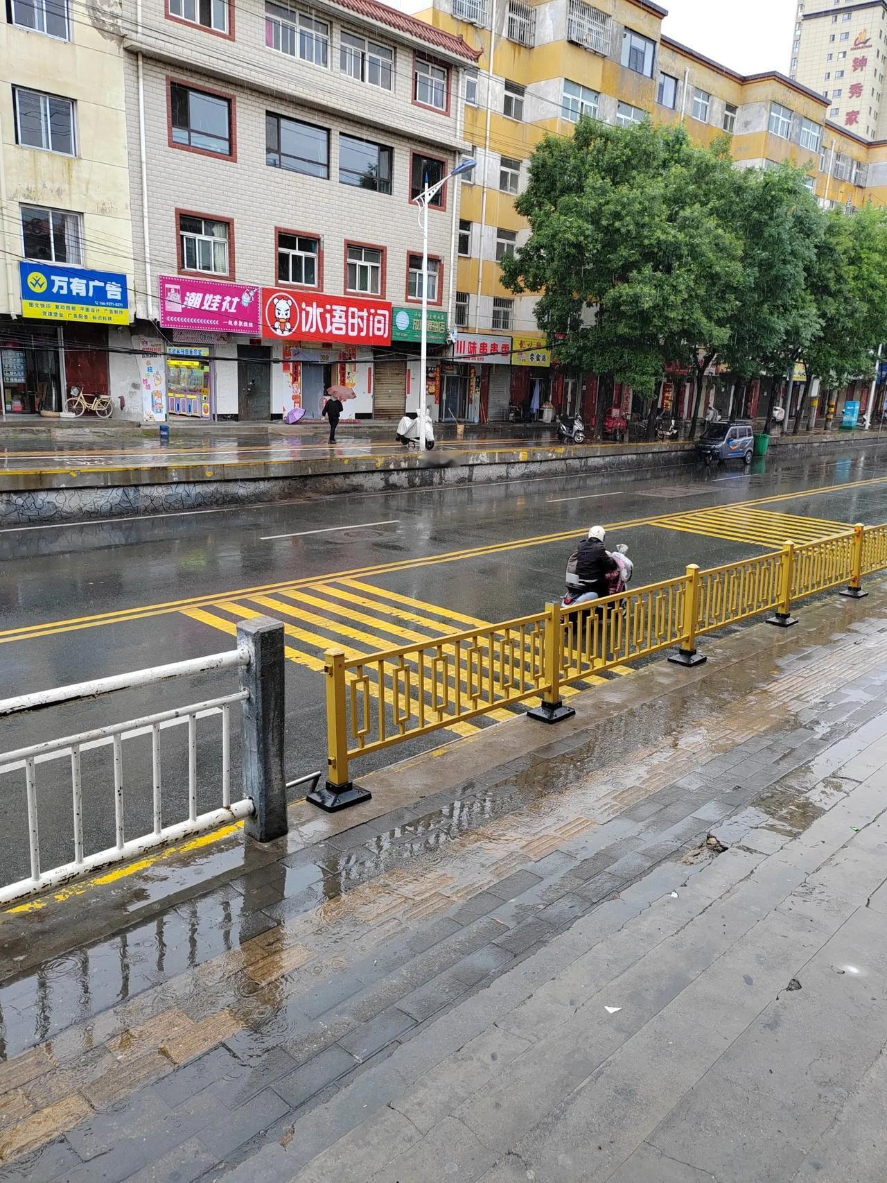 今日下雨了。
路上行人颇为稀少。
瞧着一个个顶着雨忙碌的模样，
为了生活只能奔波