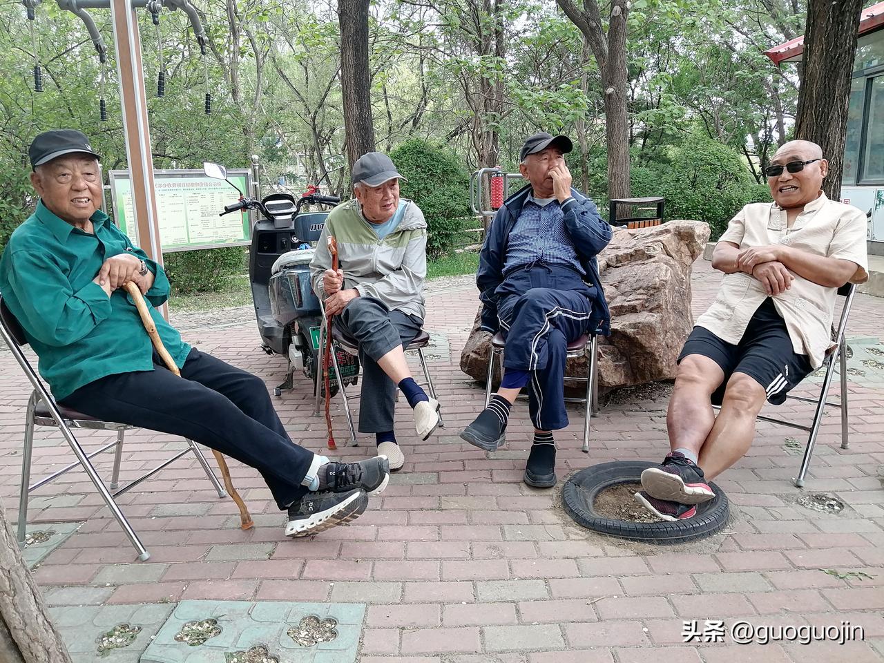 国家应当改革殡葬政策，一个十四亿人口的国家，百万面积国土可耕土地不足2O%，人都