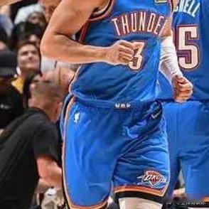 雷霆4比0湖人NBA季后赛继续进行，洛杉矶湖人队惜败结束赛季。虽然里夫斯、勒布朗
