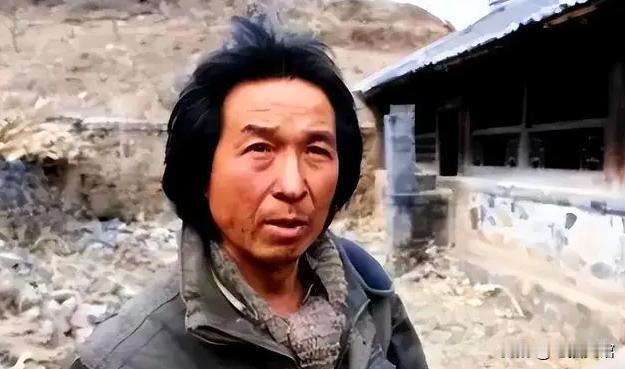 2000年，北大教授王青松突然辞职后，竟然带着校花妻子开始隐居山野，11年花光3