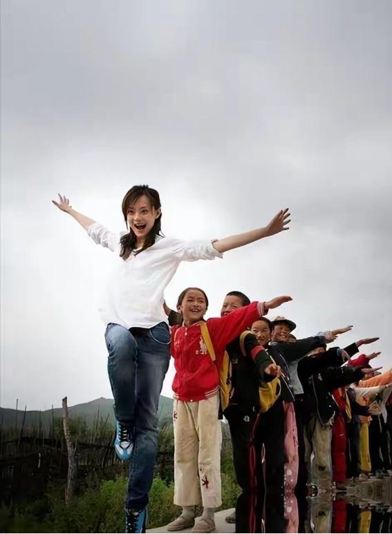 “每月就给我500块，资助不起装什么孙子！”2006年，贫困大学生向海清向媒体怒