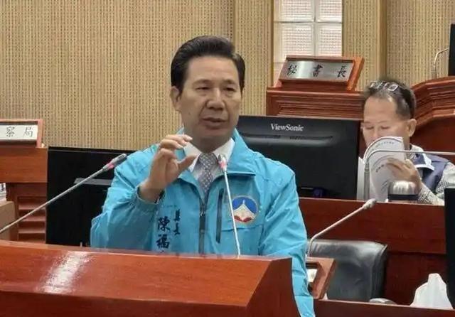 金门县长陈福海，曾把话撂桌上：“金门全县，从八十岁的老人到三岁的娃，没一个人反对
