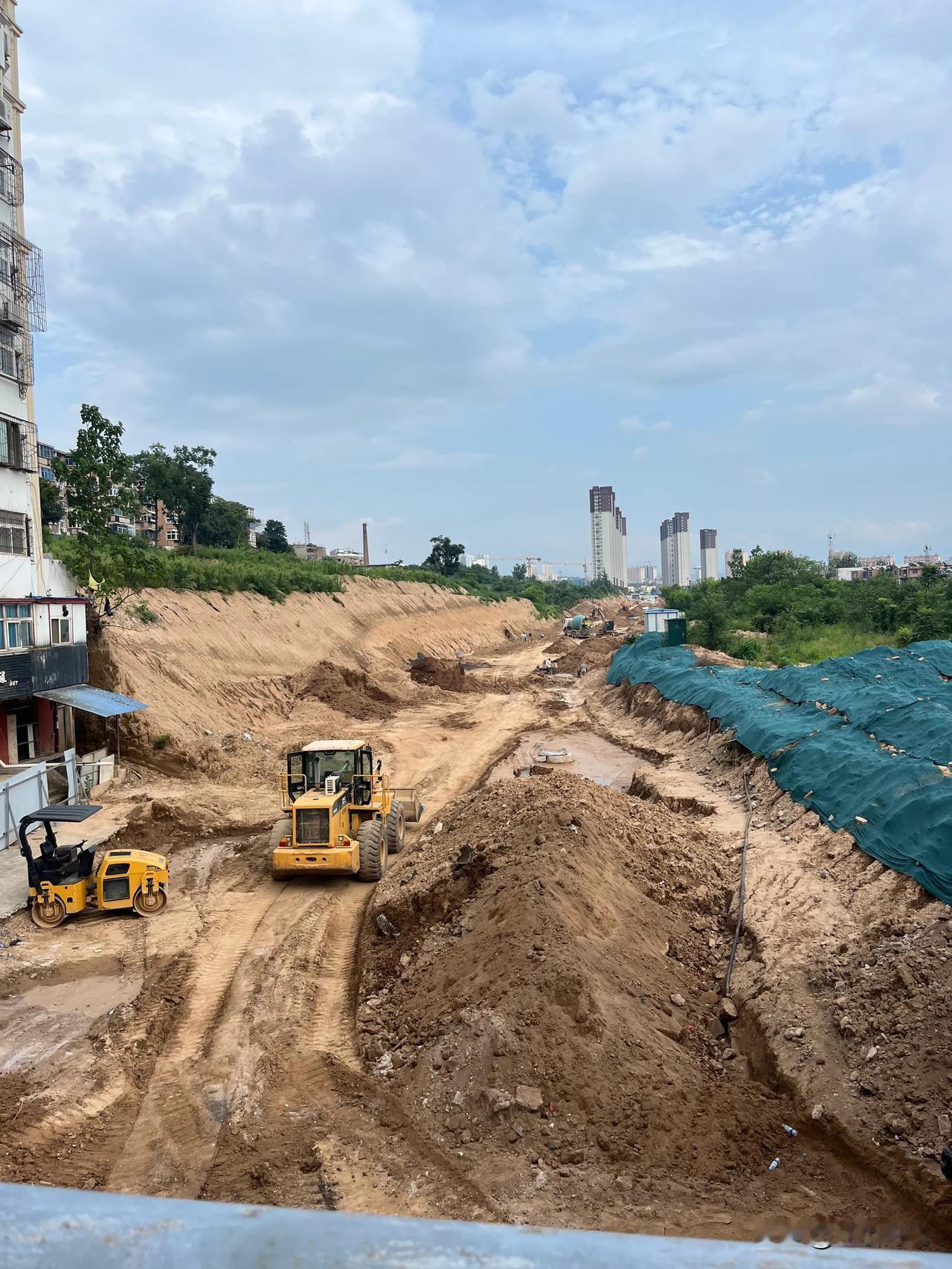 这是三门峡主城区的又一条新路，这个路应该是规划好多年了，由于师家渠村的地皮一直流