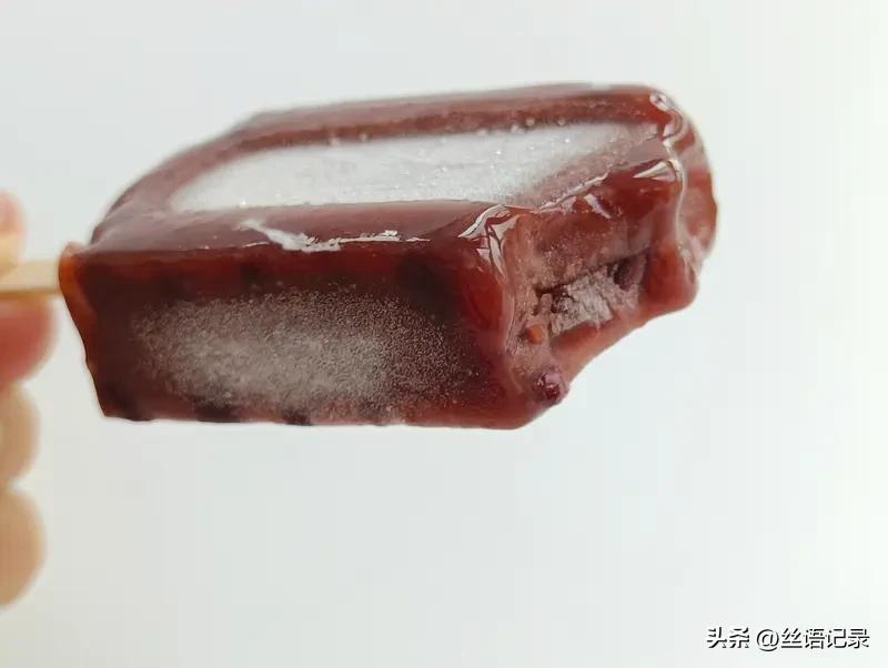 几毛钱的冰糕
是儿时炎热夏天的记忆
走街串巷的叫卖声
是孩子们的期盼和欢喜
买冰