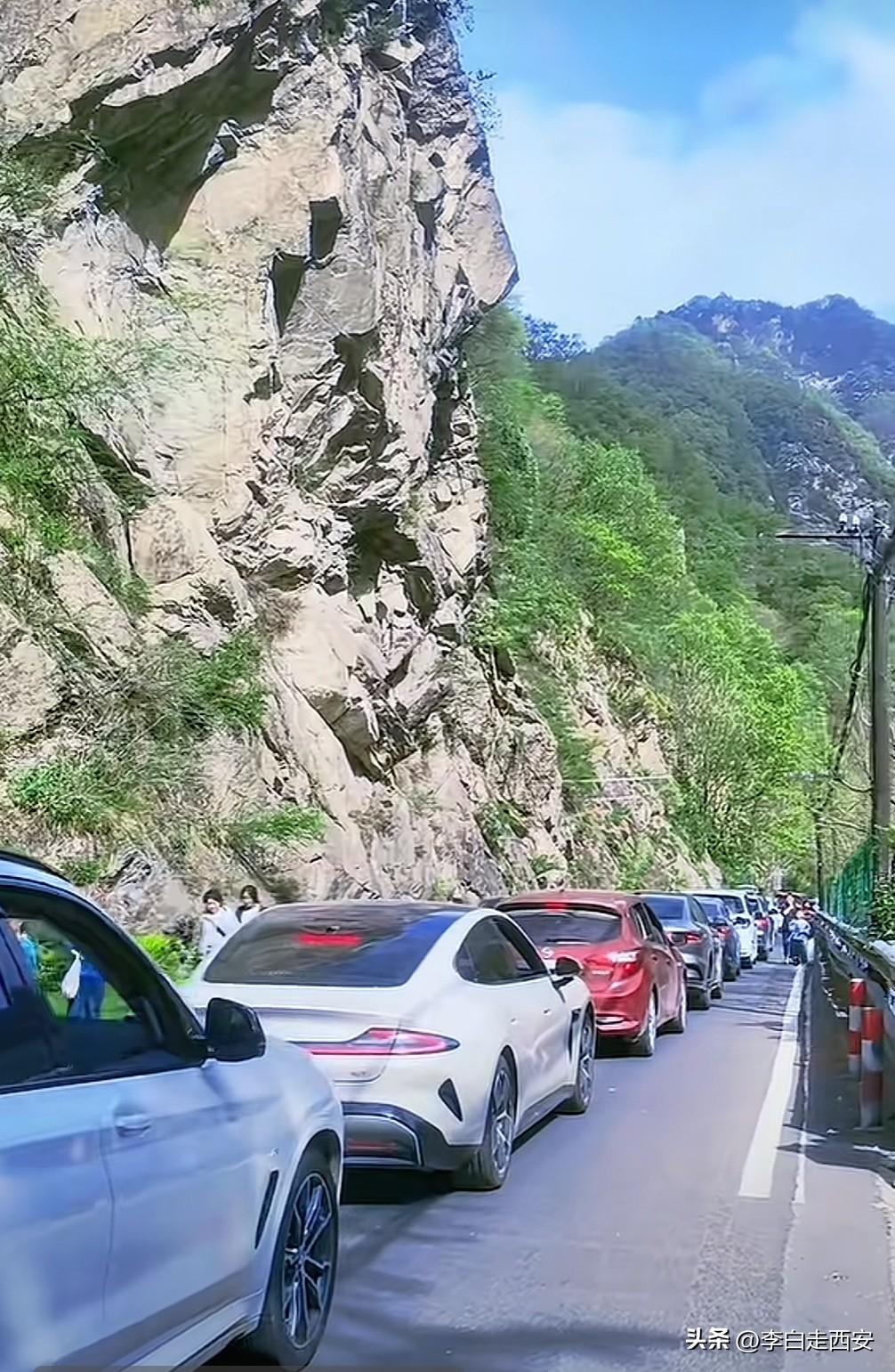 清明假期秦岭沣峪口往分水岭方向

又迎来了滚滚车流

沣峪口到净业寺的密集车流