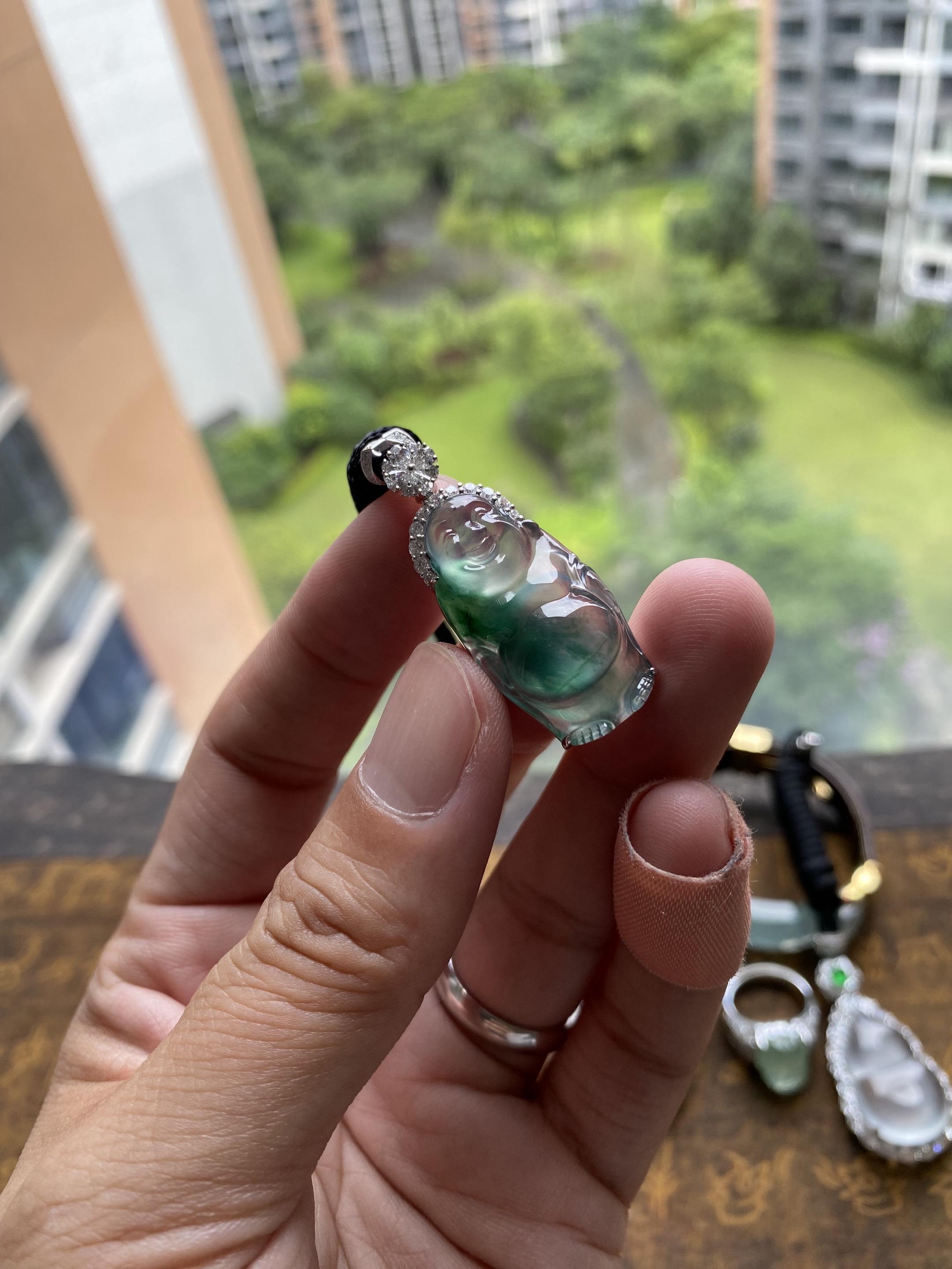 这是一尊穿着袈裟的潇洒未来佛
