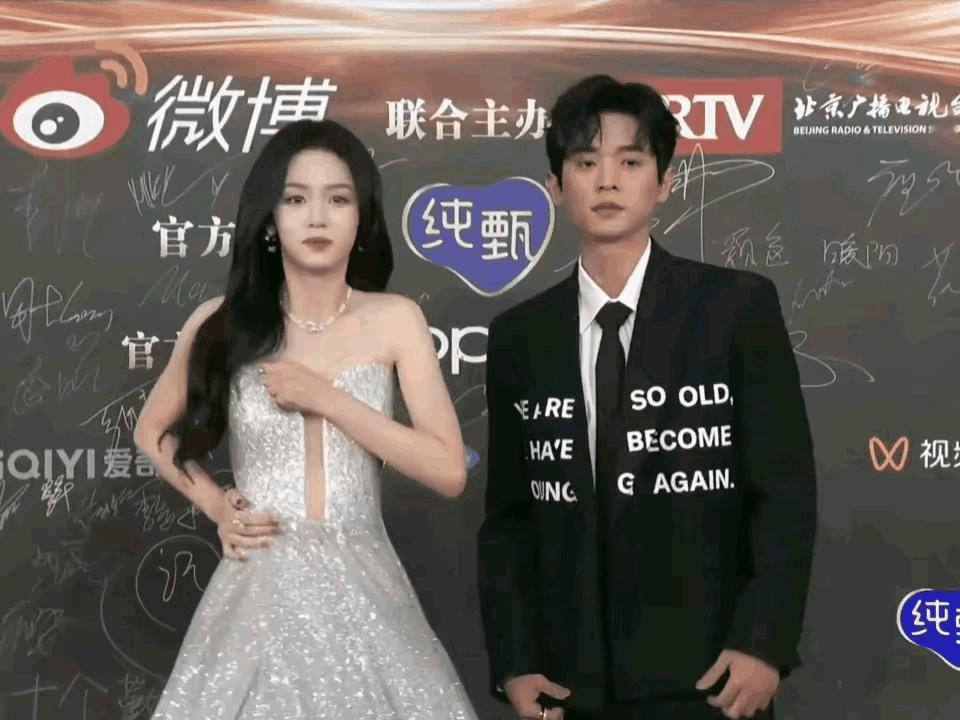 哈哈，笑死了，他俩什么情况，看评论太逗了，有网友说他俩刚从被窝里出来，太着急了，