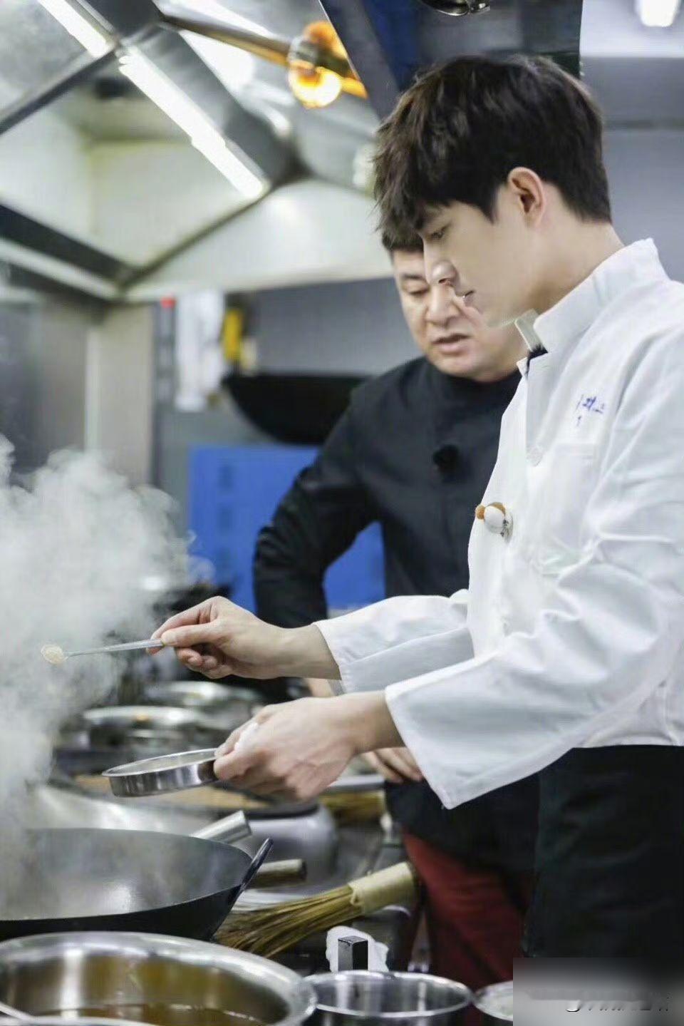 林更新，一个在厨坛进进出出的男人

出道菜单“无情小炒肉”“夺命四季豆”，酱牛肉