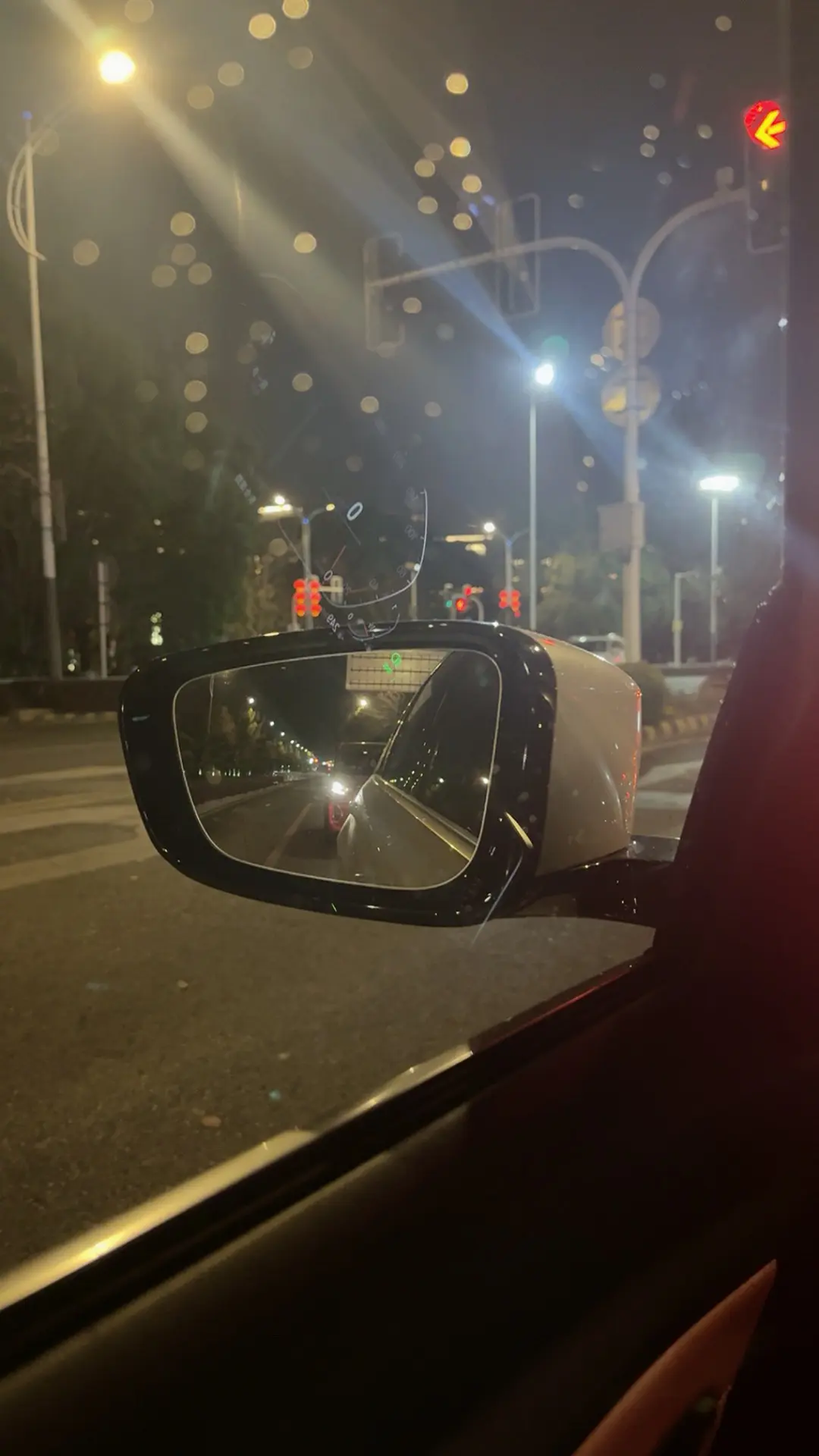 很喜欢在路上的这种感觉 夜里追风