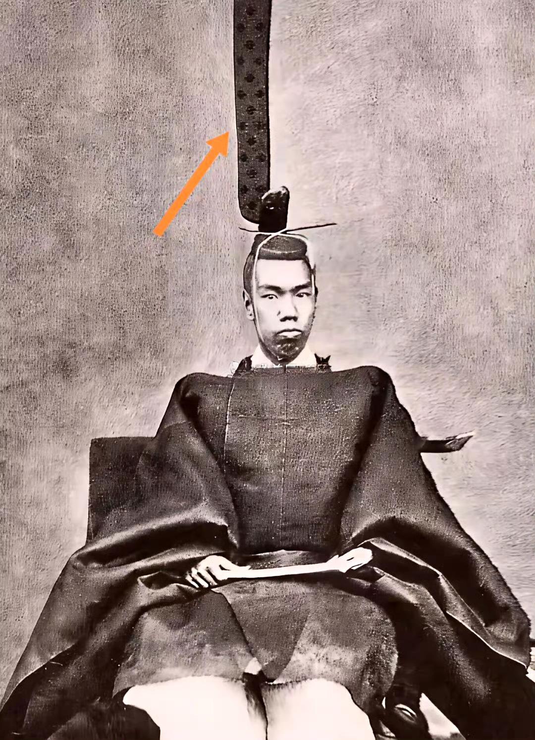 三星堆出土的青铜人戴高冠帽与日本人戴高冠帽。 ​​​