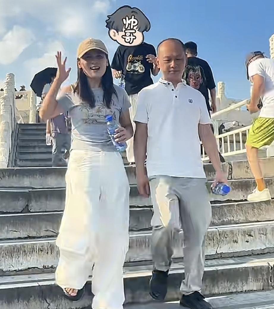 瑾汐二哥带瑾汐喝豆汁逛天坛
东东成为御用摄影师
1句话刷屏留言区

今天瑾汐更新
