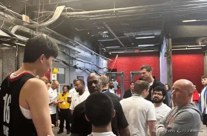 媒体人周鹏透露的这事儿太让人惊喜了！比卢普斯赛后对杨瀚森连说几遍“干得好瀚森”，