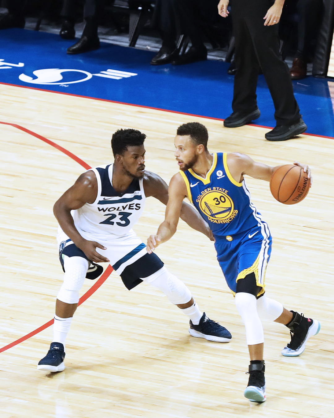 一波回忆杀：2017年NBA中国赛上的巴特勒和库里 🇨🇳当时的对手现已并肩作