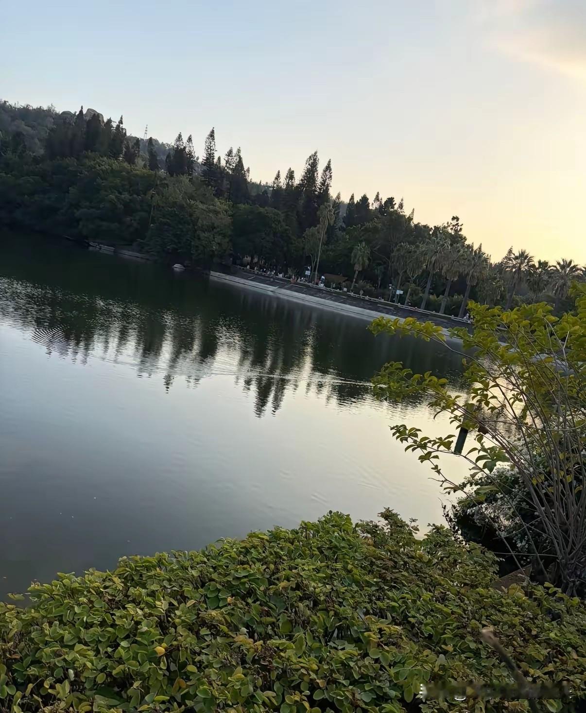 一位100岁老人说：
“我能够活到100岁，不是靠剧烈运动，也不是靠睡觉，而是靠