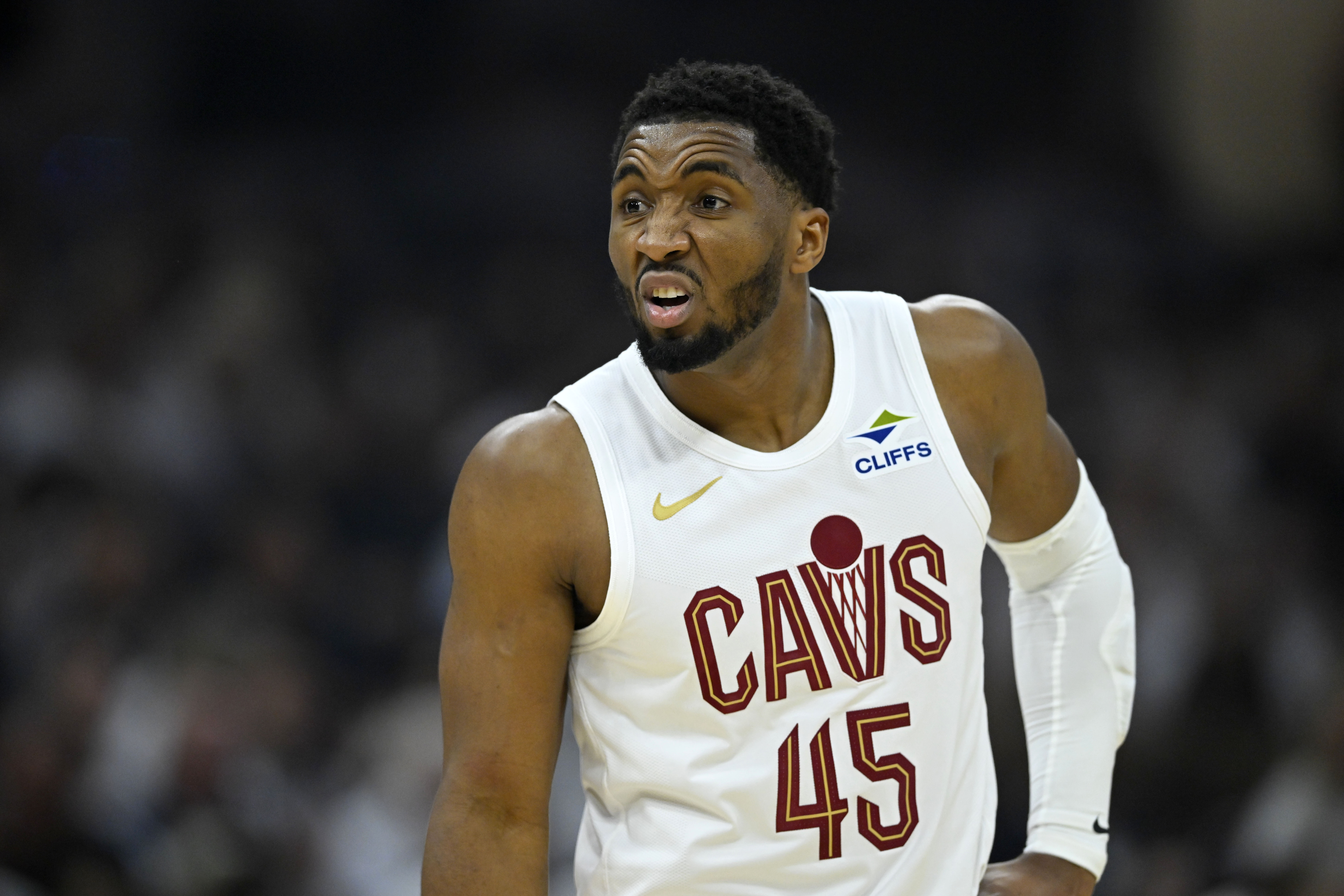 躺一把！米切尔今天不在场骑士净效率+37.2 在场净效率-9.5