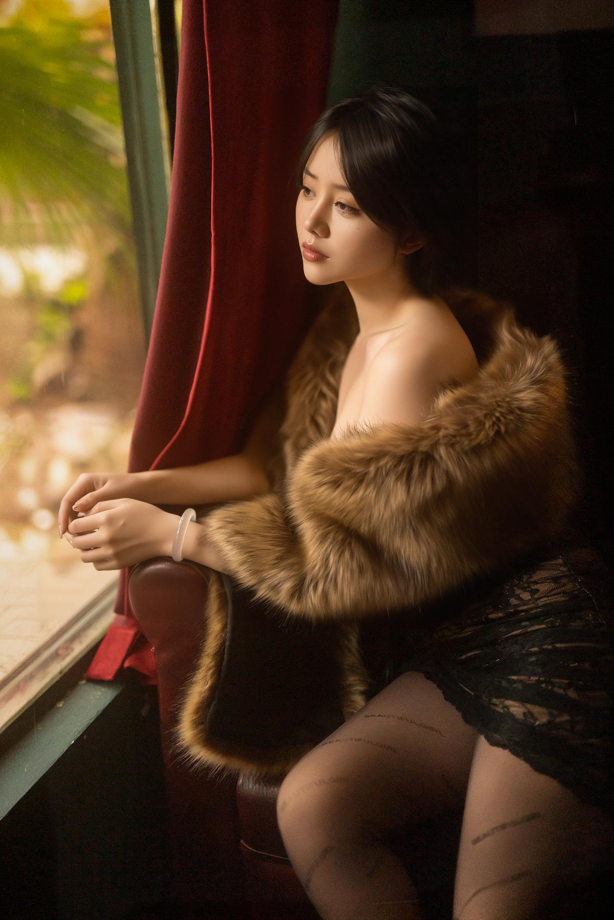 她的优雅与贵气，让人不由自主地想向她靠近，那份高贵的气息令人心醉神迷。
《礼服写