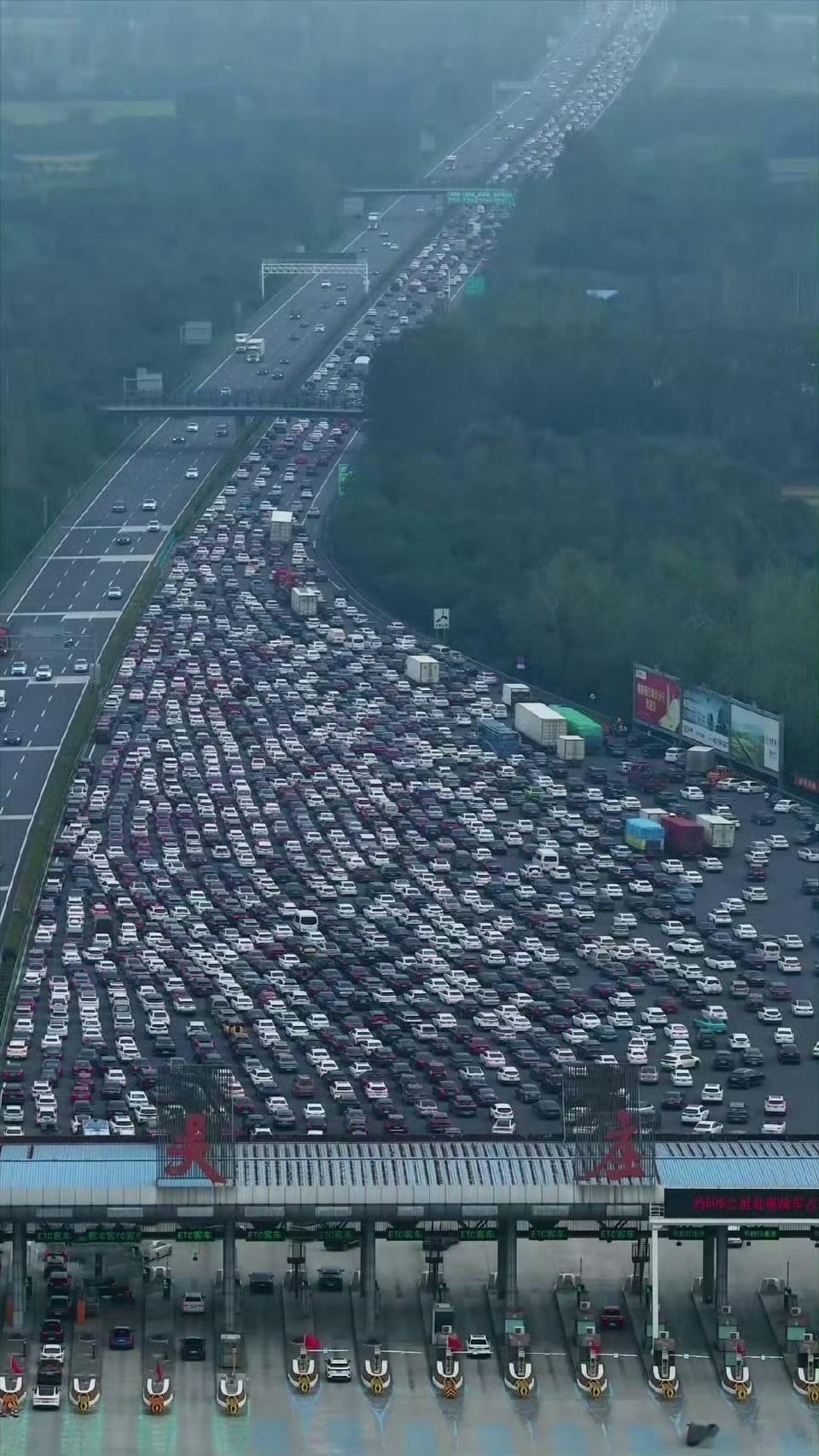 吴庄收费站 震撼这也太壮观了吧，堵车堵成这样，看不到头……假期出行太罪受了，为了