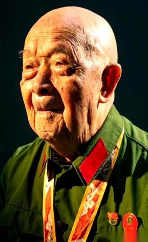 1988年，重庆，档案馆。一个修县志的干部，指尖划过一排排落满灰尘的卷宗。他抽出