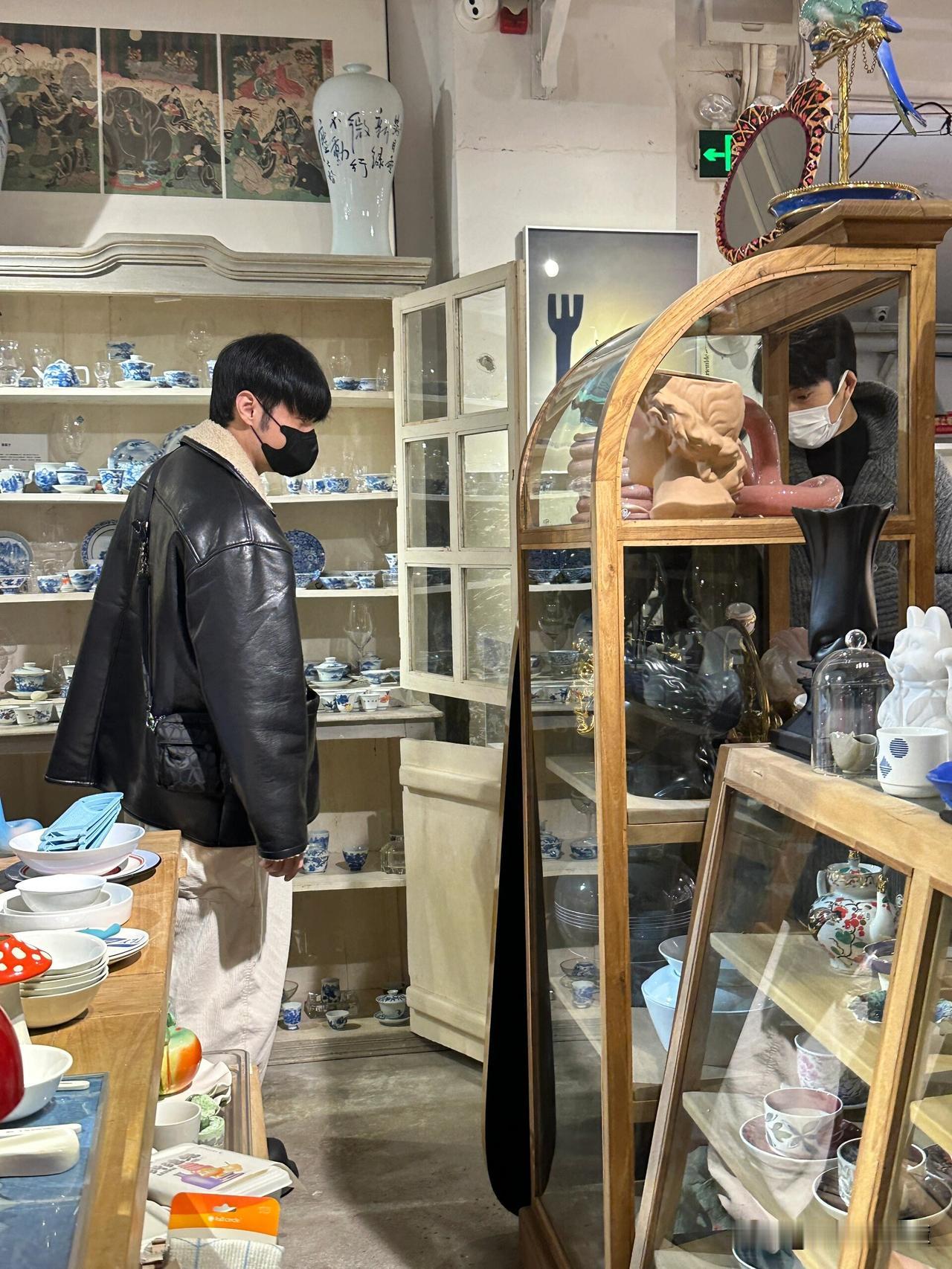 井柏然李荣浩一起逛街，现身上海中古的地下集市~两个人都会做饭，还住一个小区，又是