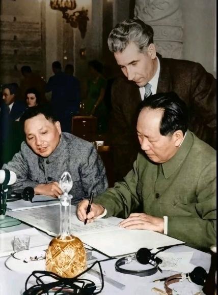 他带领中国人民站起来，他接续奋斗让中国人民富起来，他既是毛主席并肩作战的老战友，