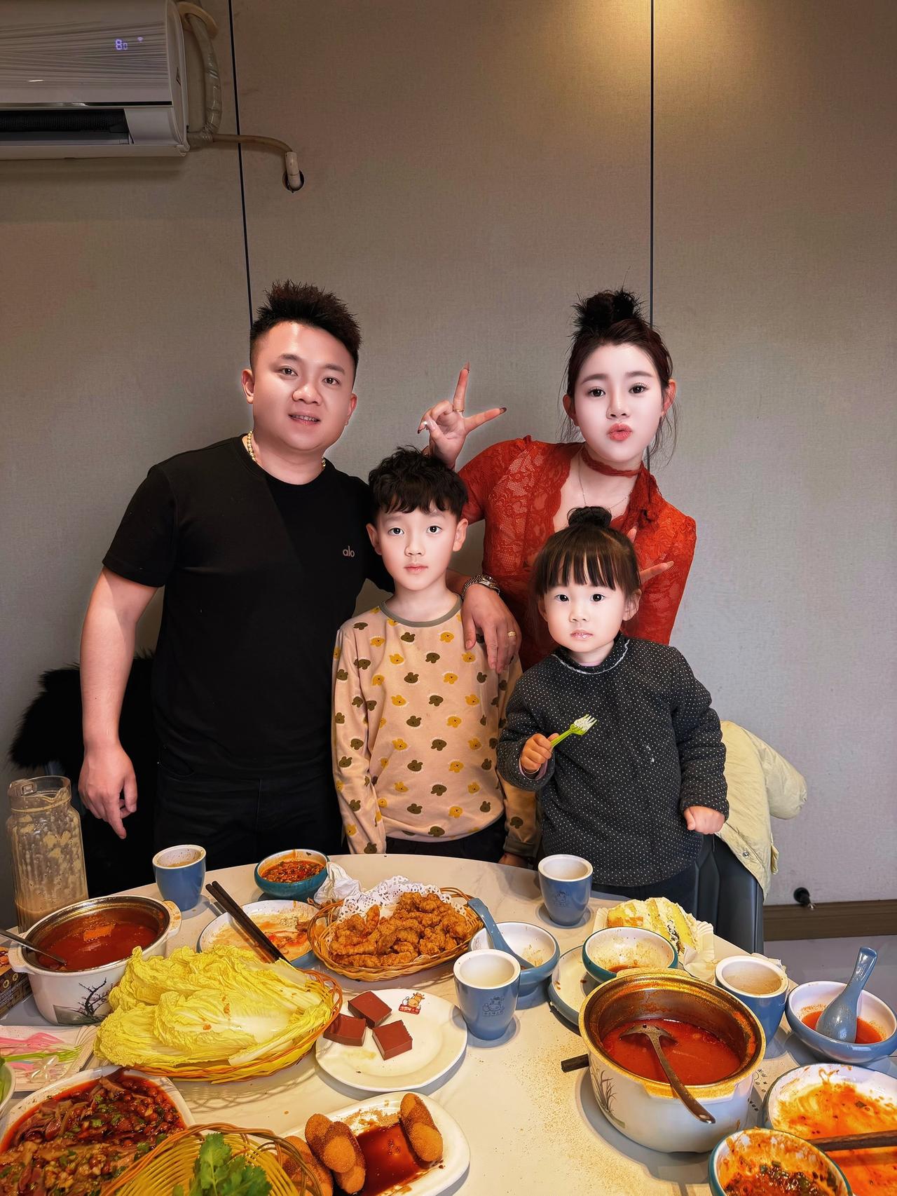 ²⁰¹⁵🤵❤️👰‍♀️²⁰²⁵
每个有意义的日子都值得被纪念✨
🥂敬我们