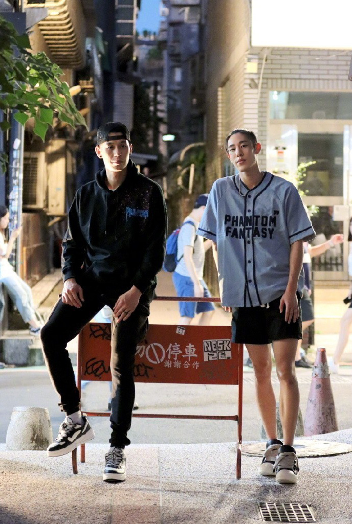 林书豪微博晒照：谢谢杰伦哥送的衣服，远程给你的演唱会加油目前效力于中国台北球队新