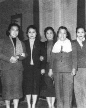 四大名旦秦怡(左一)、白杨(左二)、张瑞芳(左三)、舒绣文(右一)拜会邓颖超