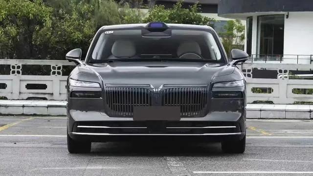 这是一场象征时代换挡的历史交接，标志着高端政务出行正式从“海外豪华”转向华系新能