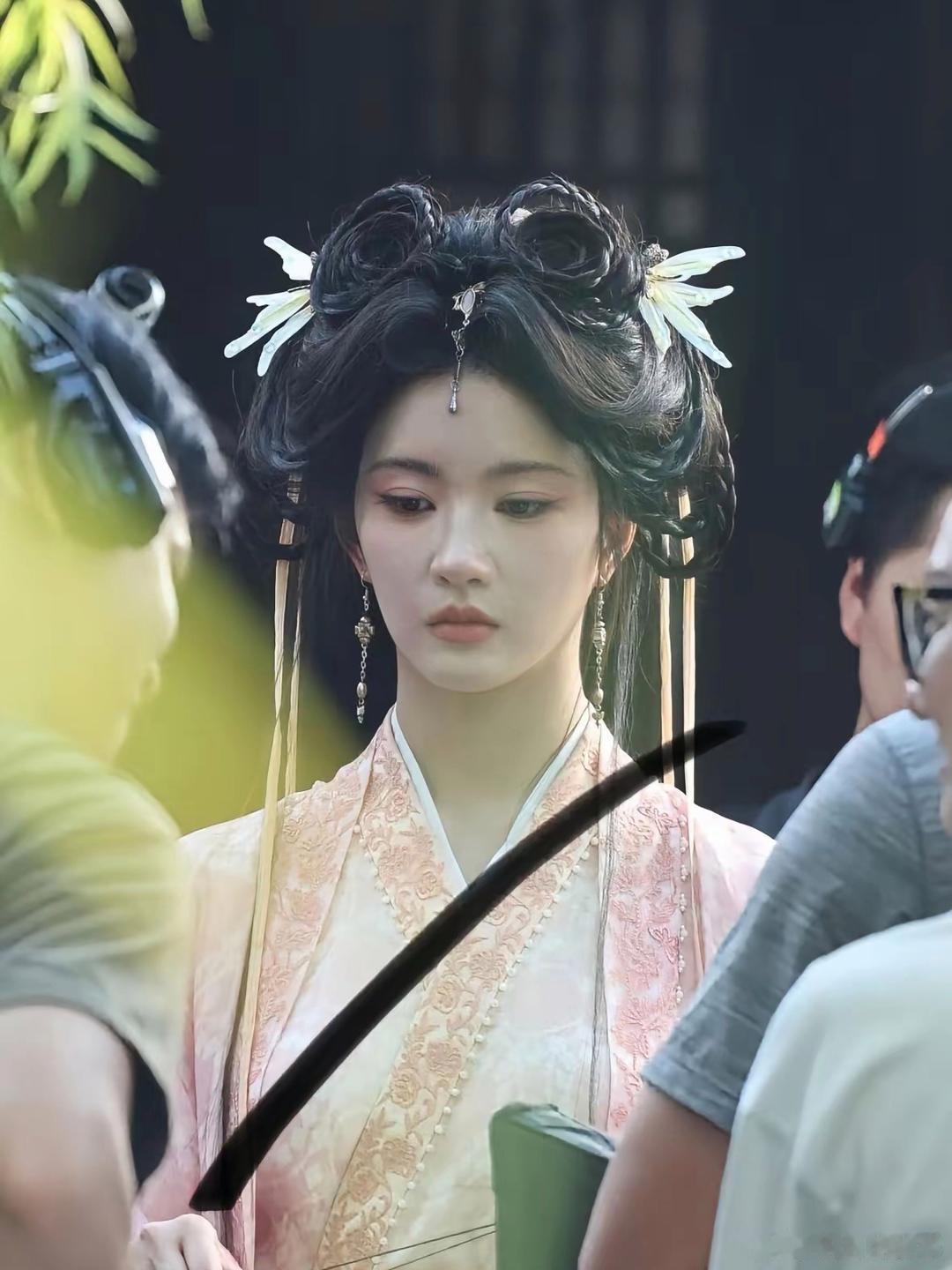 郭敬明《百妖谱》，刘些宁这套古装发型着实令人费解。头顶层层盘绕的环形发髻堆砌感太