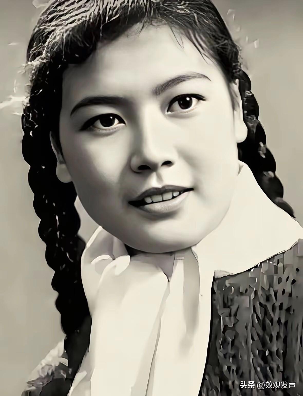 1944 年，她出生于山东济南，家庭贫苦，2 岁失母，7 岁丧父。16 岁考入济