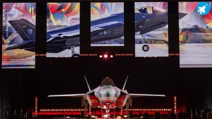 德国空军的新玩具——能带核弹的F-35A。
洛马近期向德国空军交付了后者订购的3