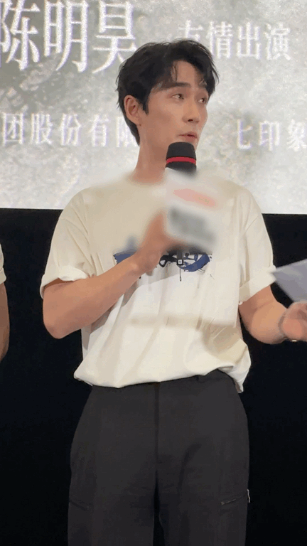 东极岛主创一秒入戏“得救”两字听得人心里发紧，眼神里全是劲儿👍 ​​​