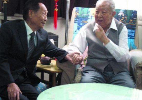 一场跨越半生的登门探望，藏着最纯粹的家国情义
 
2006年，袁隆平到北京出差时