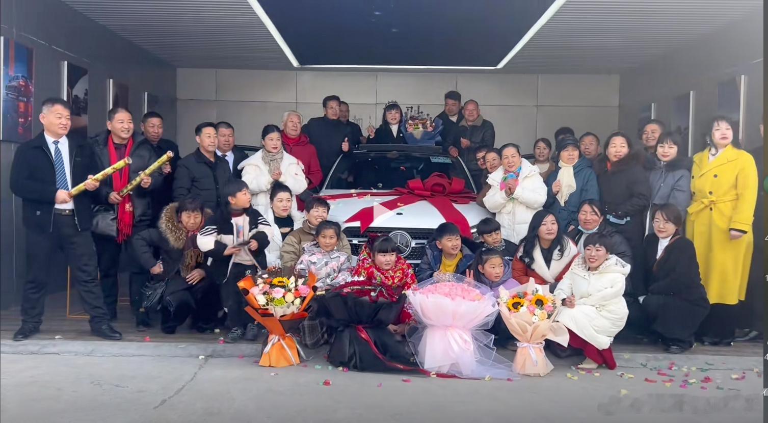 见过带着全家来提车的，但是你见过带着全村来提车的吗？[doge]#大v聊车# ​