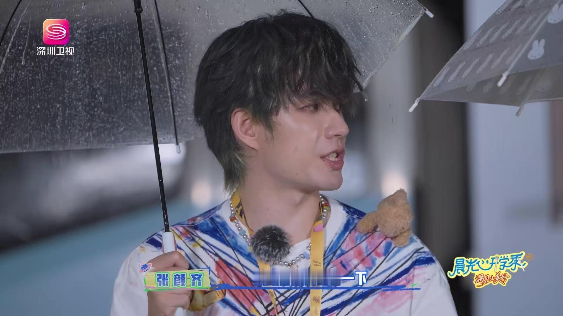 宇宙帮帮忙深圳盛夏的暴雨说下就下很难不被这一段画面打动，突如其来的风雨打乱全部规