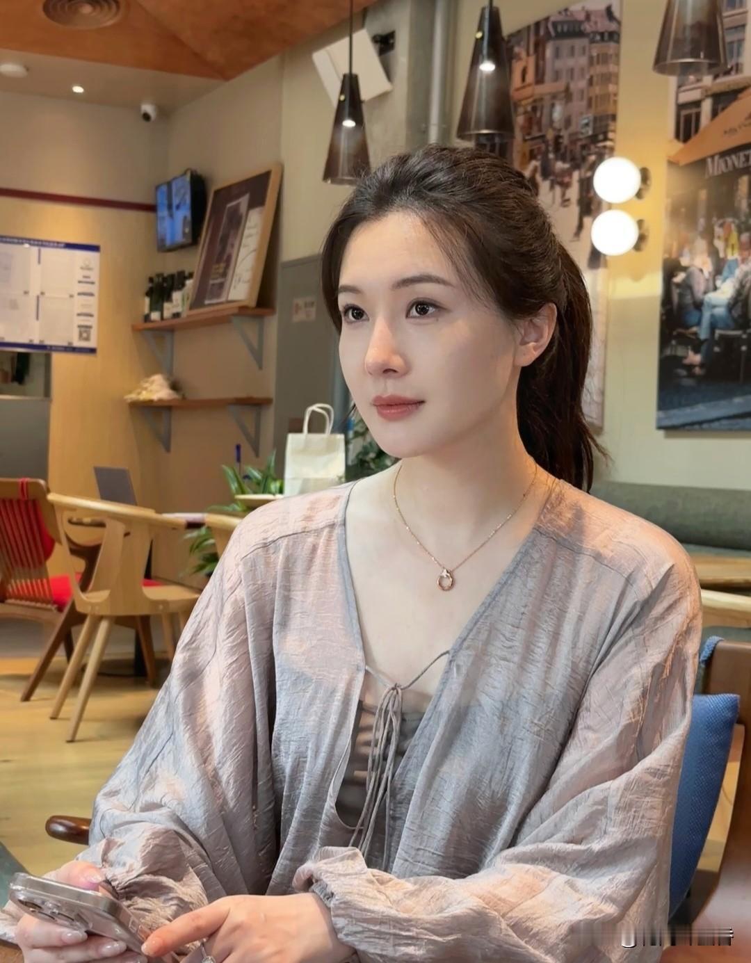知性美女穿搭分享作者加速成长计划扎起高马尾，一身浅灰松弛感上衣，简约又有气质。不